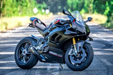 Dopravce Motorka Ducati Panigale v Oslo Norsko