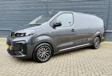 Dopravce Dodávka Opel Vivaro v Paris Francie